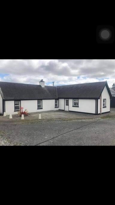 Cheerful 3 Bedroom Country Farm House Ennis Exterior foto